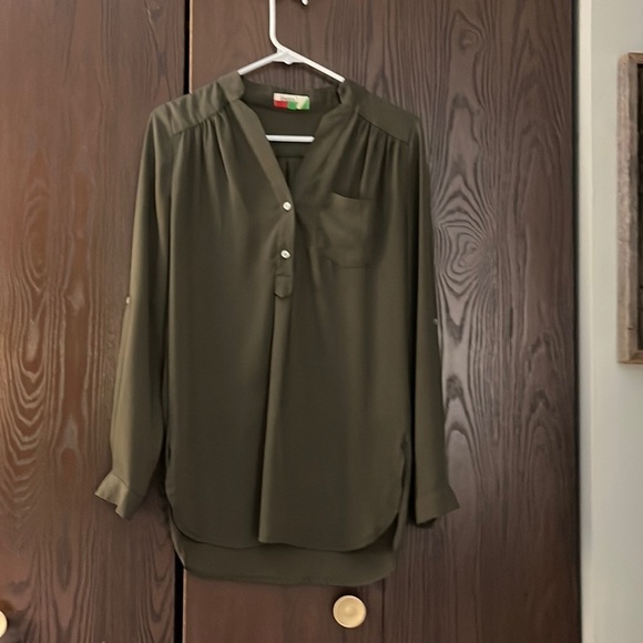 Fervor long sleeved 100% polyester dark green blouse. Size XS. See cuff buttons - Picture 1 of 14